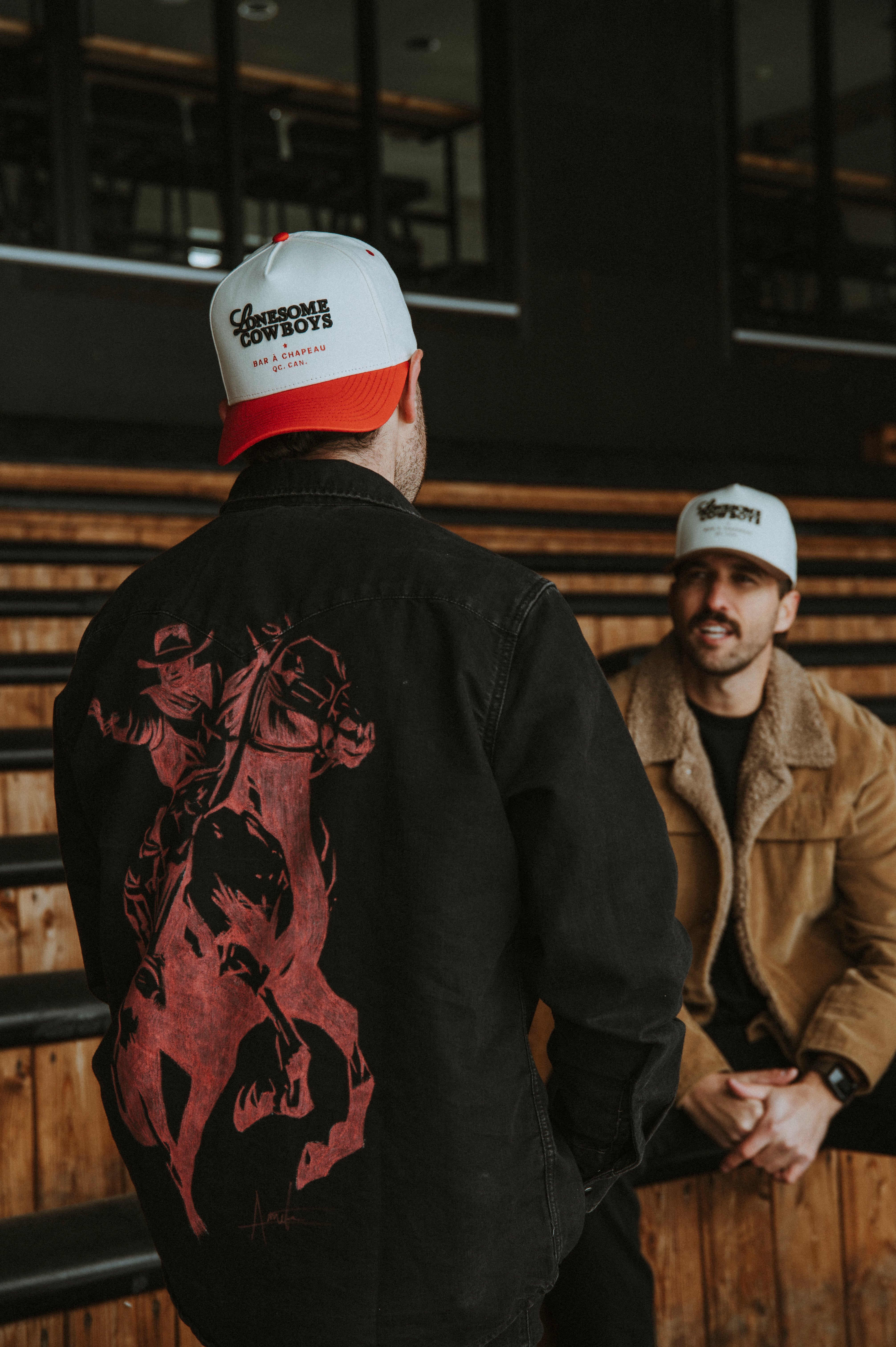 Casquette crème, palette rouge