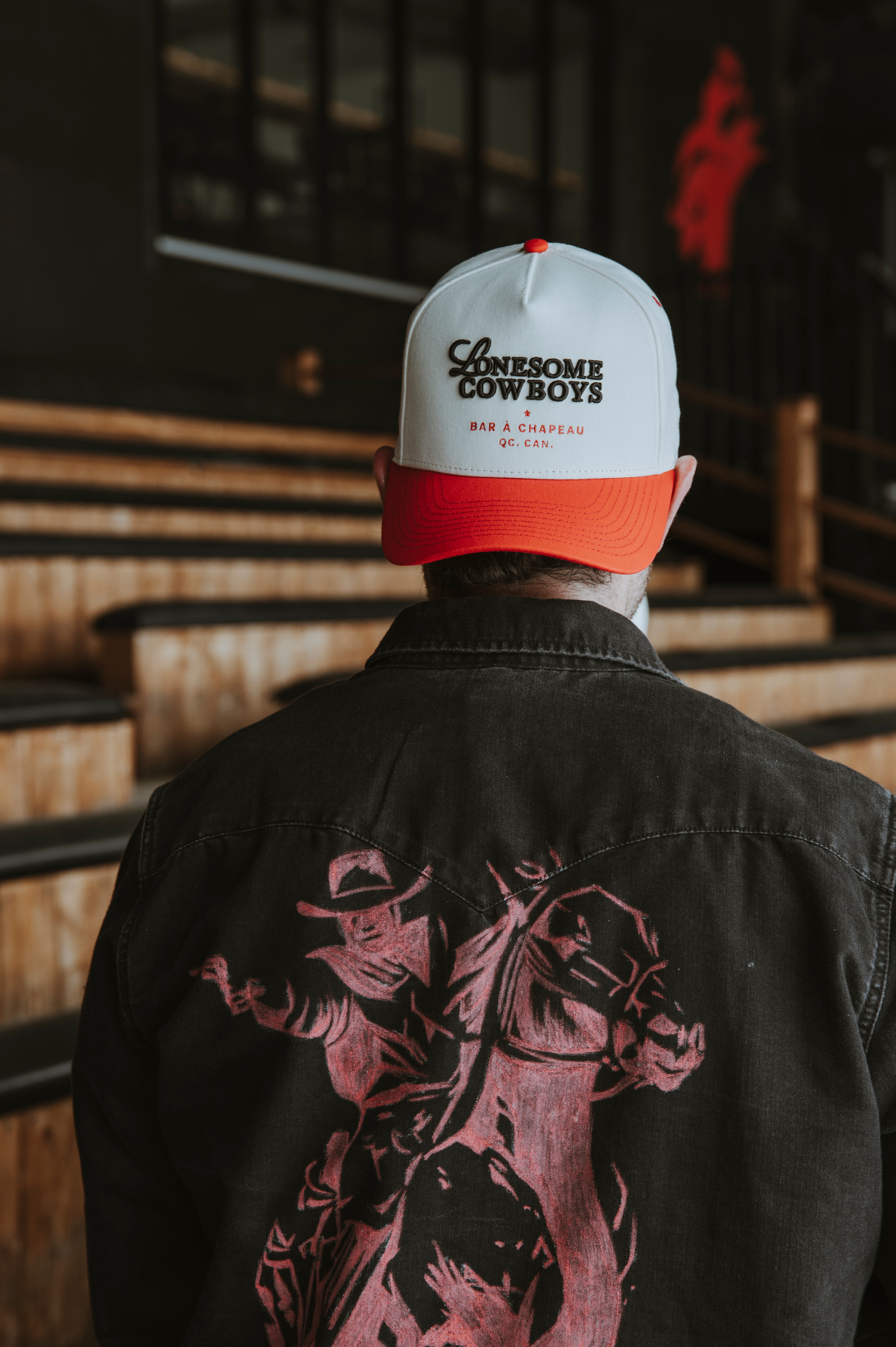 Casquette crème, palette rouge